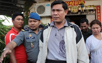 Một trong 3 sĩ quan cảnh sát Campuchia bị bắt hồi tháng 1/2011 và bị buộc tội tham nhũng